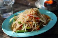 쏨땀(Som tam), 땅콩이 들어가는 중부 태국 요리로 국제적으로 유명하다