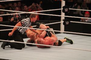 레스너가 존 시나에게 키무라 락을 거는 모습