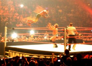 2009 백래시(WWE Backlash (2009))에서 크리스 제리코(Chris Jericho)에게 다이빙 크로스바디를 시도하는 스팀보트