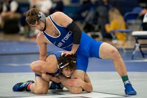 대학 레슬링 선수 두 명이 대결을 펼치고 있다