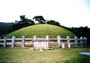 경주 경덕왕릉. 이근직은 이 무덤을 소성왕의 능이라 비정하였다. 