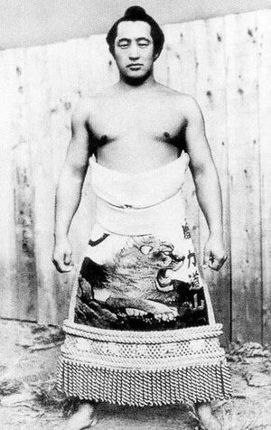 1949년, 전통 스모 복장인 게쇼마와시를 착용한 리키도잔(역도산)