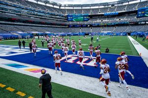 2020년 10월, 관중 없이 열린 메트라이프 스타디움에서의 뉴욕 자이언츠와 워싱턴 풋볼 팀 간의 NFL 경기