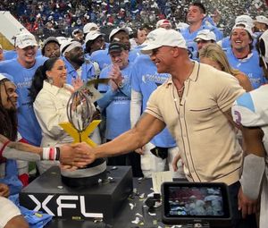 존슨이 2023 XFL 챔피언십 트로피를 수여하는 모습