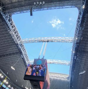 2022년 댈러스 카우보이스와 시카고 베어스 경기 중 지붕이 열린 모습