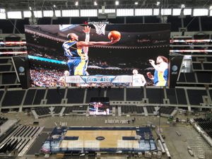 비디오보드와 농구 코트