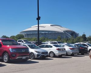 2022년 댈러스 카우보이스 경기의 AT&T 스타디움 주차장