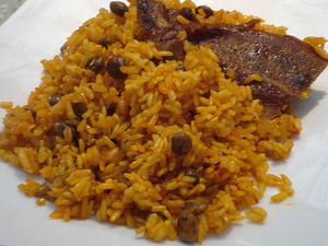 푸에르토리코의 대표 음식으로 널리 알려진 아로스 콘 간둘레스