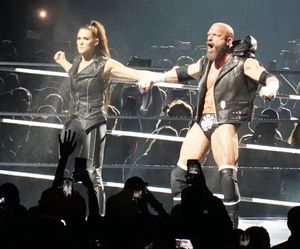 레슬매니아 34에서 아내 스테파니 맥마흔과 함께한 트리플 H