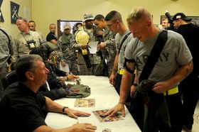 2009년 이라크 위문(왼쪽부터 빈스 맥마흔, R-트루스, 레이 미스테리오).