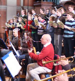 뉴 칼리지 합창단이 조지프 하이든의 오라토리오 창세기(2008)의 영어판을 녹음하는 모습