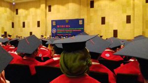 색상별 망토와 오각형 모자를 갖춘 일반적인 인도네시아 학위복