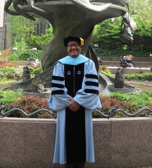 콜롬비아 대학교(Columbia University) 교육학 박사(Doctor of Education) 학위복. 미국의 학위복 규정은 콜롬비아 대학교에서 처음 표준화된 후 하버드 대학교(Harvard University)와 예일 대학교(Yale University)로 확산되었다.