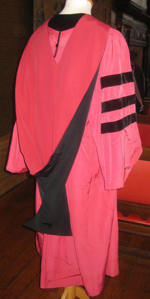 미국 교육위원회(American Council on Education) 시스템을 완전히 따르지 않는 하버드 대학교의 박사 학위복과 후드