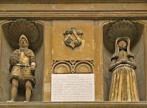 홀 정문 위에 있는 설립자들의 조각상