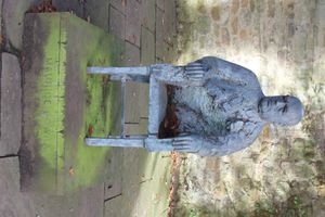 대학 정원에 있는 보우라의 조각상