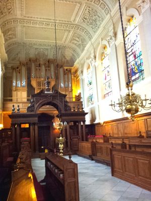 서쪽 갤러리의 프로베니우스 오르간을 향해 바라본 예배당