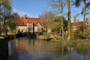 애디슨 산책로에서 바라본 홀리웰 포드. 대학원생 숙소로 사용된다.