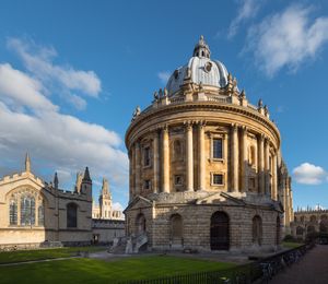 래드클리프 광장의 래드클리프 카메라(거리 수준)