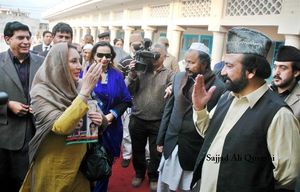 2007년 12월 6일, 파키스탄 이슬라마바드 외곽 골라 샤리프의 사원을 방문한 부토