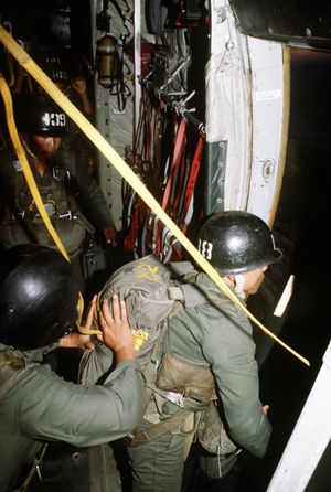 1980년, C-130에서 강하 준비를 하는 대한민국 공수부대원