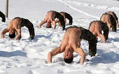 눈 속에서 훈련하는 특전사 대원들