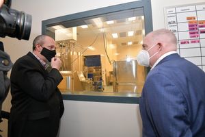 존슨앤존슨과 협력하여 백신을 생산하는 이머전트 바이오솔루션즈 시설 내부