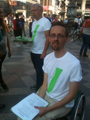 2014년 9월 19일 코펜하겐에서 서명을 모으고 있는 주요 후보자 루네 윙가르드(오른쪽)와 우페 엘벡(왼쪽)