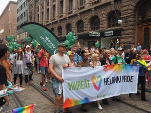 2023년 헬싱키 프라이드 행진에 참여한 핀란드 녹색연맹 당원들.