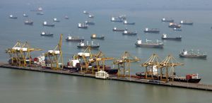 탄중 페락은 인도네시아의 대표적인 천연 항구이다. 항구는 마두라 해협에 위치해 있다.