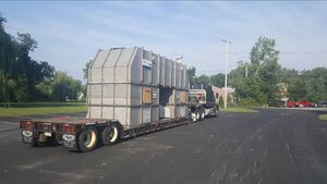 제조 공장으로 운송하기 위해 준비 중인 열산화 장치 적재