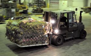 2010년 파키스탄 홍수 이후, 보잉 C-17 글로브마스터 III 항공기에 인도적 지원 물품 팔레트를 지게차로 싣고 있는 모습