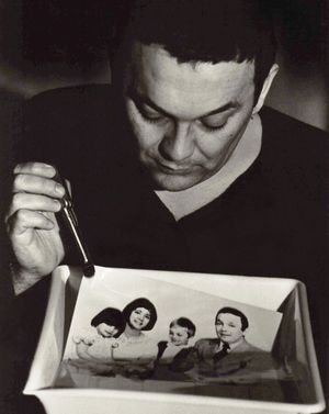 사진 확대기 아래에서 빛에 노출된 후 처리되는 동안 트레이에 있는 흑백 사진 인화물. 일반적으로 현상액, 정지액, 또는 정착액을 그 순서대로 담아 세 개의 트레이를 사용한다. 그런 다음 정착액을 제거하기 위해 인화물을 물에 헹군다.