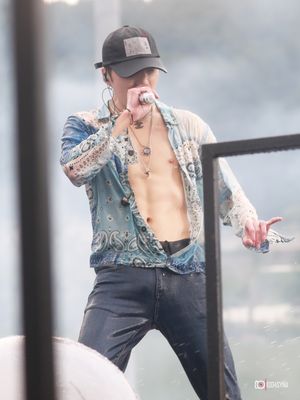 2019년 7월 13일 부산 워터밤 페스티벌에서 공연하는 강승윤