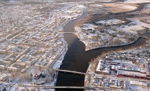 코케매엔요키(Kokemäenjoki) 강은 핀란드 사타쿤타의 포리 도시를 흐른다. 지류 사이에 남아 있는 삼각주 섬은 도시 중심부 근처에서 시작된다.