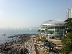 APEC 하우스와 광안대교