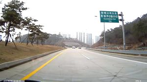 동해고속도로 종점 1km 전 안내
