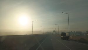 외동읍 냉천리 국도 제7호선 냉천교차로. 해당 구간의 안개는 일출로 소산되어 있으나 전방 4 km 외동읍 지역에는 아직도 안개가 깔려 있다. (오전 06시 12분)