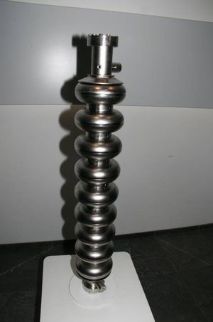 최신 초전도 고주파 다중 셀 선형 가속기 부품.