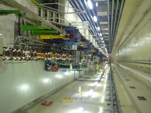 고에너지가속기연구기구(이바라키현 쓰쿠바시)의 원형 가속기 건물 내부. 길이 3km의 원형이기 때문에 이 이미지에서는 거의 직선으로 보인다.