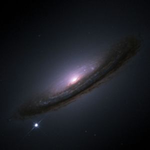 NGC 4526 은하의 SN 1994D (왼쪽 아래 밝은 점). 이미지 제공: NASA, ESA, 허블 키 프로젝트 팀, High-Z 초신성 탐사 팀