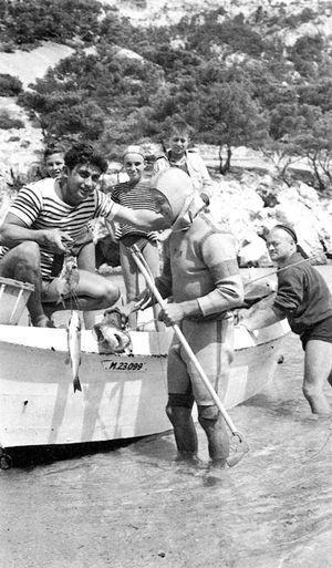 조르주 뷰샤(Georges Beuchat)가 1953년에 발명한 "등온(isothermic)" 스펀지 고무 웻슈트를 착용한 모습