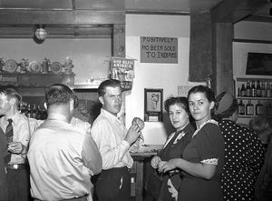 술집 위에 게시된 차별적인 간판. 버니, 몬태나주, 1941년