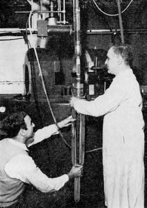 1956년 워싱턴 D.C.의 미국표준국 저온 실험실에서 수행된 우 실험. 단열 탈자화를 통해 방사성 동위원소를 절대 영도에 가깝게 냉각시키기 위해, 코발트-60과 검출기, 필드 코일이 포함된 수직 진공 챔버를 듀어(Dewar)에 설치하고 배경에 있는 대형 전자석에 삽입하는 모습이다.