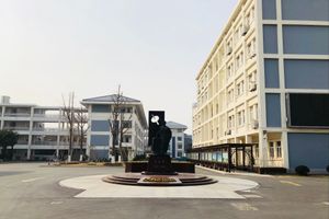 우젠슝과 위안자류의 묘가 있는 명덕학교 캠퍼스에 있는 우젠슝 동상