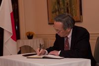 미국 주재 일본대사관에서 동일본대지진 희생자를 추모하여 조문록에 서명했다. (2011년 3월 25일)