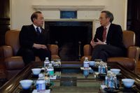 주일 미국대사 후지사키 이치로(왼쪽)와 함께 (2011년 3월 25일)