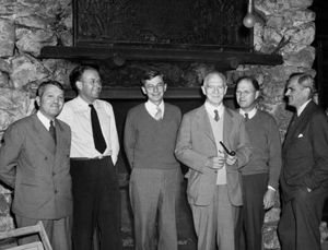 1942년 9월 13일 보헤미안 그로브에서 열린 S-1 집행위원회. 왼쪽부터 유리, 어니스트 로렌스, 제임스 B. 코넌트, 라이먼 J. 브릭스, 에거 V. 머프리, 아서 H. 컴프턴이다.