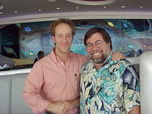 워즈니악과 1999년 영화 실리콘밸리의 해적들에서 그를 연기한 조이 슬롯닉(왼쪽)