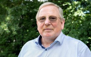 2018년 7월 독일 가르힝의 막스 플랑크 천체물리학 연구소에서 열린 "초대질량 블랙홀 근처에서의 아인슈타인 일반 상대성 이론 최초 성공적 검증" 기자회견을 기념하여 촬영된 사진.